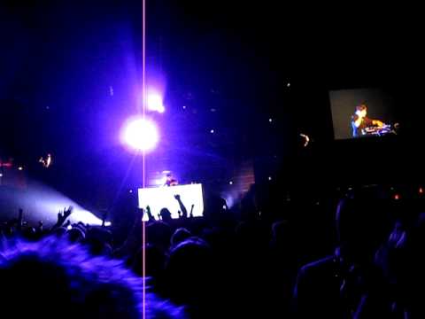 ASOT450-NYC-1-03-Dj Eco turns Cirez D On Off