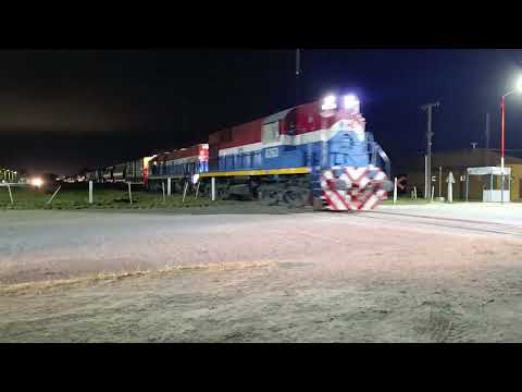 Alco (8263)+ Gt- 22 (9039) con un Tren Cargado de N.C.A a su paso por "Beltrán" en plena madrugada🚂🌃