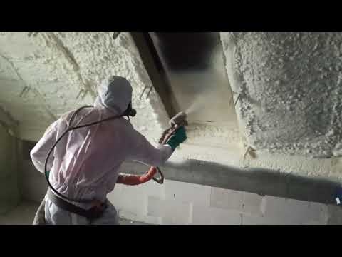 Ocieplenie dachu pianą pur na membrane