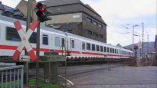 preview picture of video 'Bahnübergang Fährstraße/Hauptstraße, Müden/Mosel ++ Baureihe 181 mit IC nach Luxembourg'