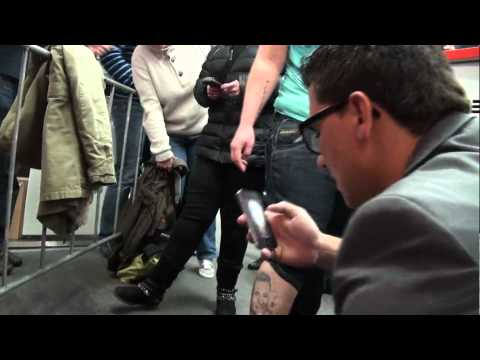 Jan Smit ziet tatoeage van zichzelf