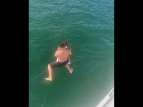 Esposo de Jacqueline Bracamontes salta con su hija al agua