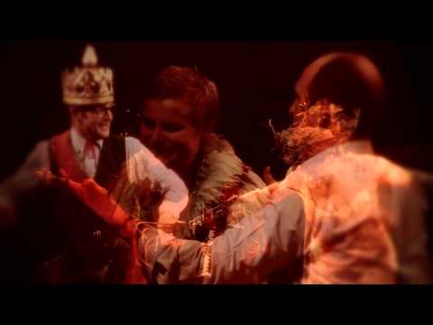 Διαφημιστικό τρέιλερ από την παράσταση The Wild Bride [Η Άγρια Νύφη], ένα σκοτεινό, γεμάτο ενέργεια και μουσική μπλουζ παραμυθόδραμα (βασισμένο στο παραμύθι των αδελφών Grimm [Γκρημ] «Το κορίτσι χωρίς χέρια»), σε σκηνοθεσία της Emma Rice [Έμμα Ράις].