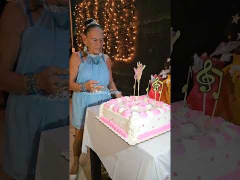 Yajaira feliz con su pastel  #plazalibertad #viral #paraty #shorts