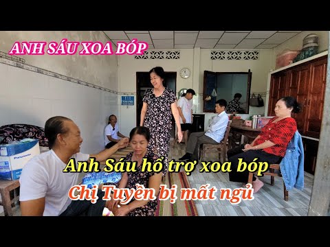 Mr. Sau supports massage for Ms. Tuyen who has insomnia.