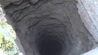 preview picture of video 'Aventando una piedra enorme a un tiro de mina en Mineral de La Luz, Guanajuato'