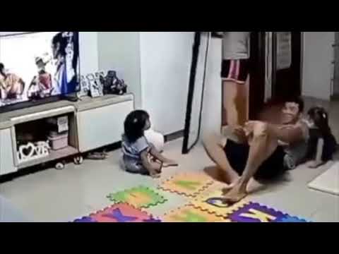 Pai com reflexos ninja evita que espelho caia sobre a filha bebé