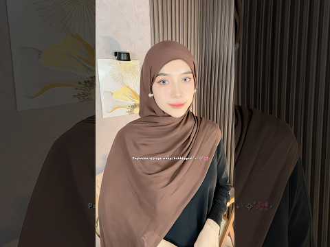 Siap tampil stylish dengan pashmina viscose yang menutup dada! Yuk, cek tutorialnya dan tambah koleksi hijabmu! ✨🧕