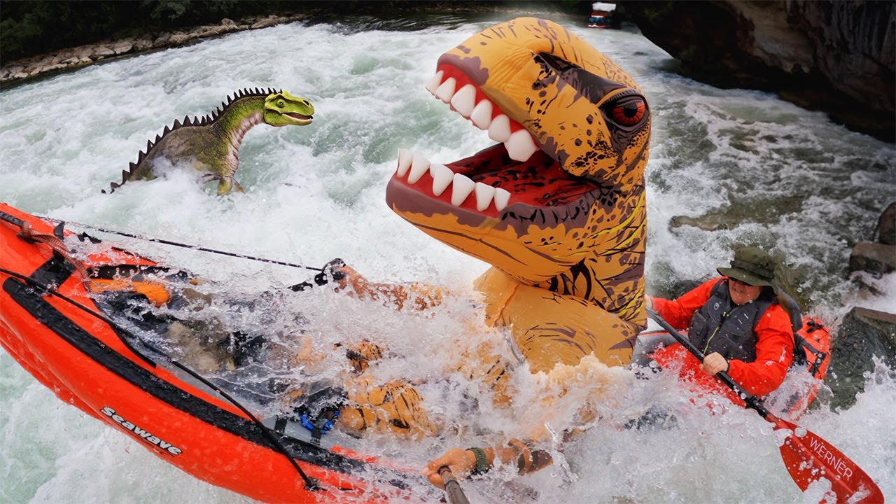 Freilaufender T-Rex im Salzkammergut || Wildwasserfahrt mit Dinosaurierkostüm