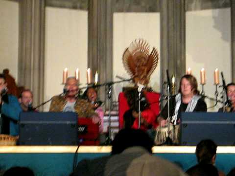 Jai Uttal leads The Maha Mantra with the Chant 4 Change performers  1/19/09