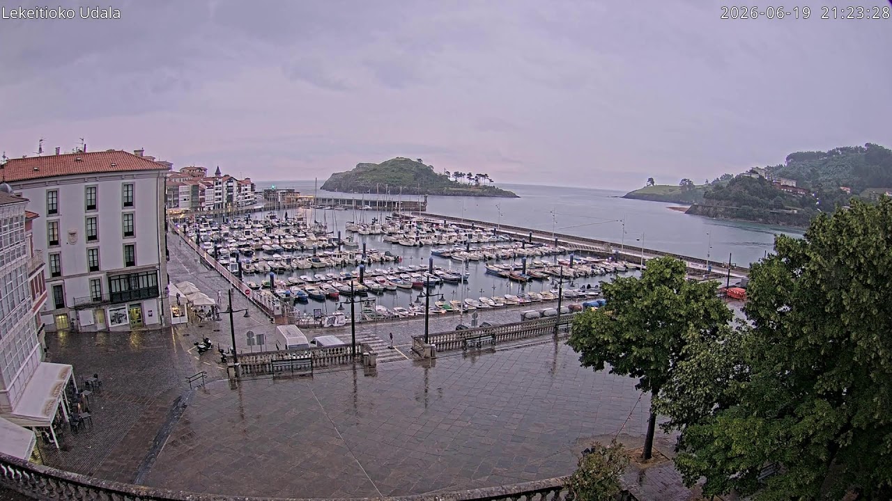 Live webcam view of Lekeitio Harbor & Garraitz Island