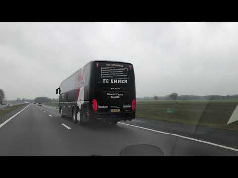 FC Emmen spelersbus nu zwart. Op de A28 onderweg naar VVV-Venlo