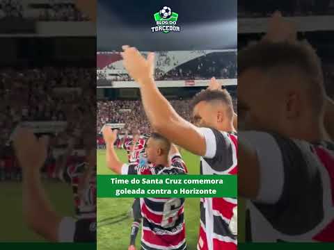 Time do Santa Cruz comemora goleada contra o Horizonte