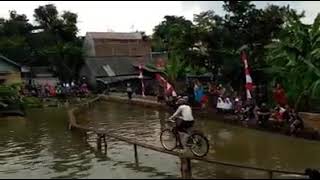 Download lagu Naik sepeda di Atas air - Lomba Naik sepeda 1 papan Membuat ketawa mp3