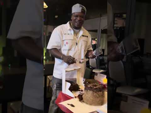 Look what he does to the $75 cake🤦🏾‍♀️🤦🏾‍♀️🤦🏾‍♀️Don’t own rights to music etc.