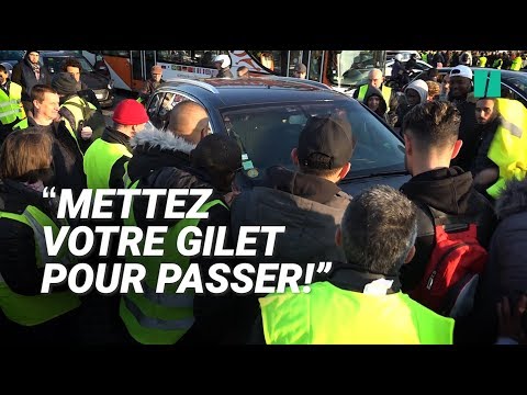 Ces automobilistes sommés d'afficher (ou enfiler) leur gilet jaune pour passer les barrages