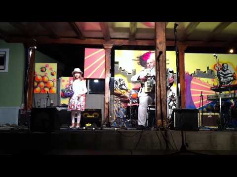 Katja Banko  Prodajalka  vijolic