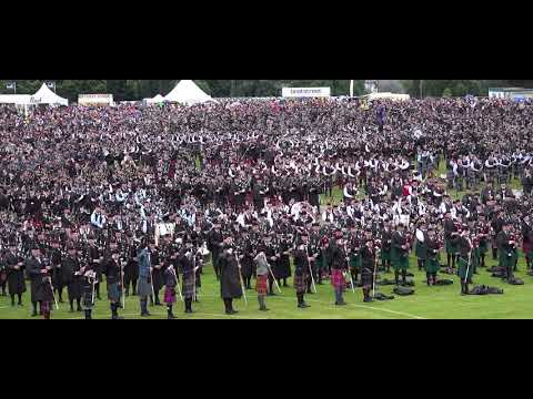 A Thousand Pipers salute The Chieftain
