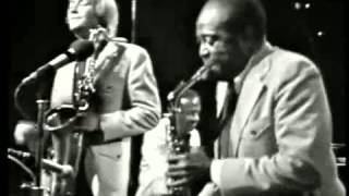 Aint Nobody Here But Us Chickens - Louis Jordan & his Tympany Five (Live video 1974)