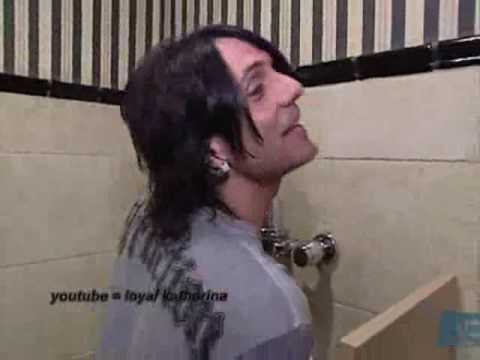 Criss Angel en el baño con el pájaro en la mano