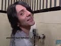 Criss Angel en el baño con el pájaro en la mano