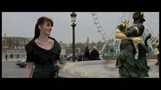 Andrea Sachs (Anne Hathaway) throws her phone into the water — The Devil Wears Prada green screen