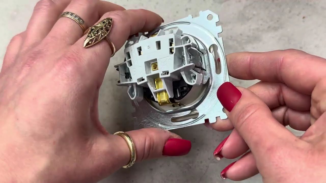 Розетка одинарная с/з со шторками и крышкой SCHNEIDER Sedna Design бежевый SDD112024