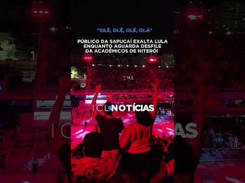 Público da Sapucaí exalta Lula enquanto aguarda desfile da Acadêmicos de Niterói no carnaval do Rio