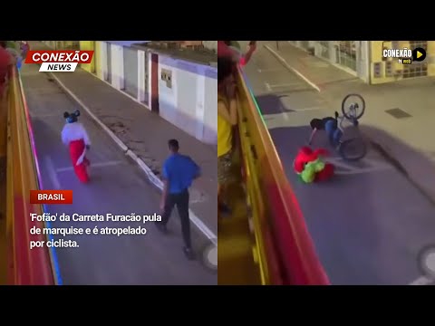 'Fofão' da Carreta Furacão pula de marquise e é atropelado por ciclista.