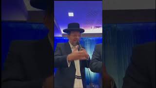 הפתעה לחתן באמתע החתונה מוטי רוזנפלד מפתיע חתן עם הזמר האהוב עליו שבא באמצע החתונה צפו בתגובה שלו !