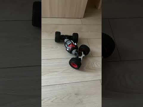 Машинка Silverlit Revolt 1:18 2.4 ГГц намагається перейти в режим позашляховика