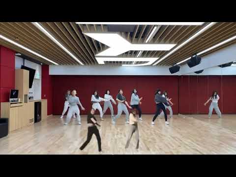 loona twice synchronization is scares me  like, how they are 100 in sync