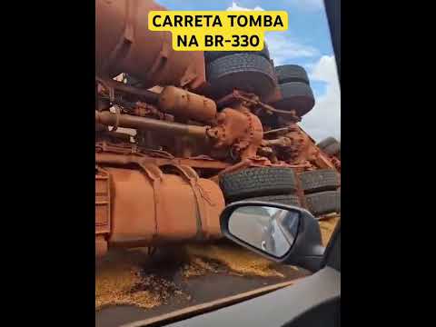 Carreta carregada de grãos tomba na BR-330 entre Tasso Fragoso a Balsas