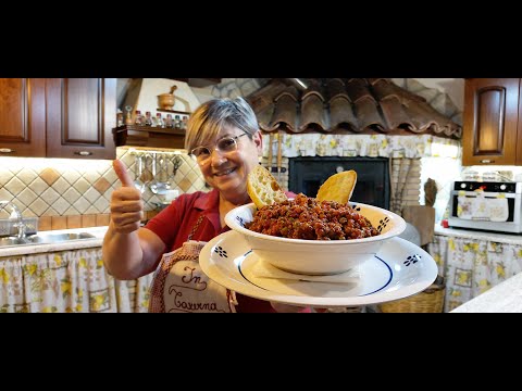 Ragù per gli arancini di riso, di spaghetti e rizzuoli siciliani