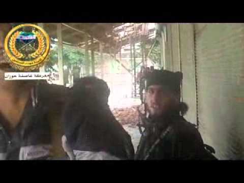 فرحة أحد عناصر كتيبة شهداء الصنمين بعد السيطرة على إحدى الحواجز في مدينة إنخل في ريف درعا