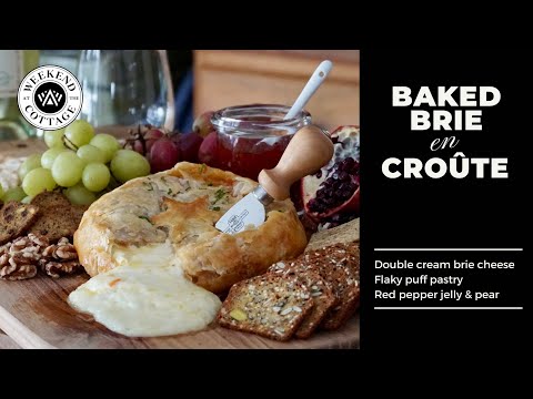 BAKED BRIE EN CROUTE | Gooey cheese in puff pastry!