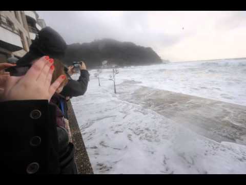 Temporal de olas en Zarautz (2)