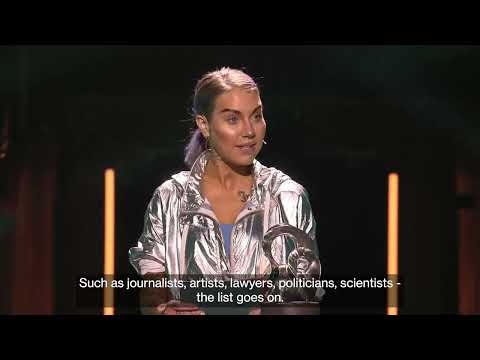 2021 Award Presentation: Maxida Märak presenting the Award to Freda Huson