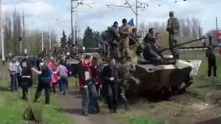 preview picture of video '2014-04-16 - Краматорск - Войска хунты пытаются запугать народное ополчение танками и истребителями'