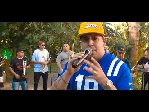 Sound de Barrio y Ke Personajes - Acá Llega La Banda (En Vivo)