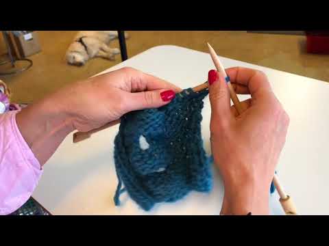 Maria från garnaffären visar hur man stickar knapphål.