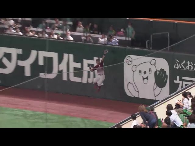 【4回裏】投手を助ける好守!! イーグルス・岡島豪郎 フェンスを恐れずナイスキャッチ!!  2023年10月3日 福岡ソフトバンクホークス 対 東北楽天ゴールデンイーグルス