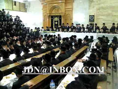Seret Vishnitz Rebbe conducting tish on his father's anniversary