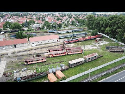 Régi vasúti kocsik és a celldömölki vasátállomás a levegőből (4K)