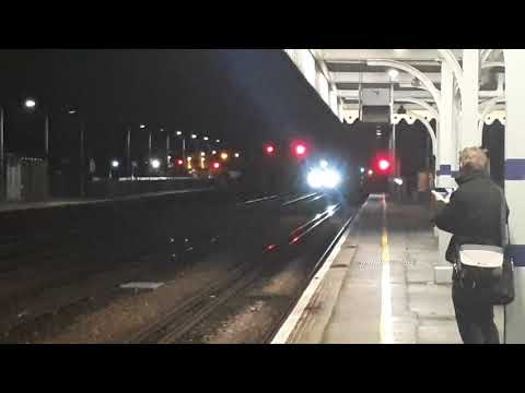 DRS 68017 & 68032 passes Paddock Wood 23/1/18