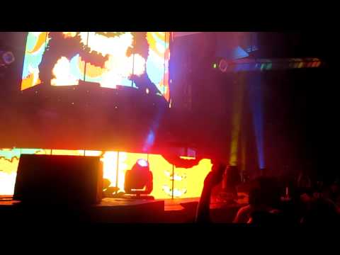 Gareth Emery playing Sander Van Doorn - Renegade @ ETD Pop 2010 [HD]