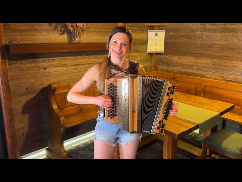 Claudia Hinker spielt "Beim Stelldichein in Oberkrain" auf ihrer Steirischen Harmonika
