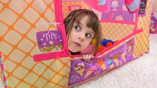 Download lagu Eva dan saudari bermain bersama seperti putri mp3