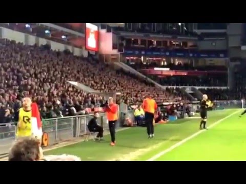 Maxime Lestienne loopt warm en wordt toegezongen : PSV-PEC Zwolle : 19/12/2015