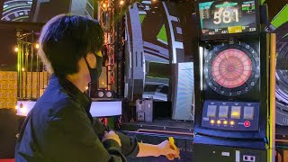 のヒカルさんと名人の握手がかっこよすぎてヒカルさんに戻ってきました。 - 【狙って射抜け】ダーツ対決したら驚異の3連ど真ん中的中で大盛り上がりの白熱バトル!!!
